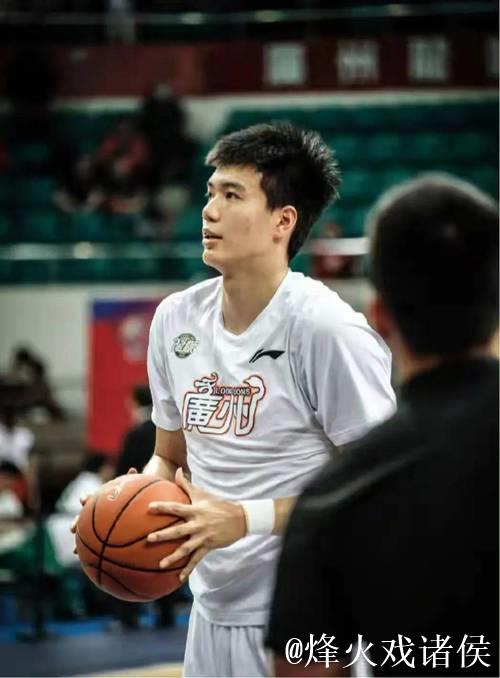 别低估朱总和广东宏远队管理层的眼光,焦泊乔初来乍到需要适应和磨合的时间,况且伤愈归来状态未稳,才四场比赛急于下结论未免太早了 别低估朱总和广东宏远队管理层的眼光,焦泊乔初来乍到需要适应和磨合的时间,况且伤愈归来状态未稳,才四场比赛急于下结论未免太早了